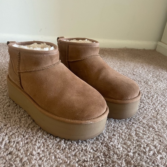 UGG Women's Classic Ultra
Mini Platform Booties size 8 Chestnut Color - Picture 4 of 5